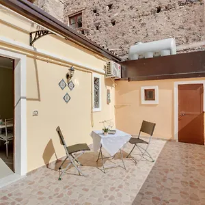 https://catania-central-apartment-with-terrace.catania-hotels.net